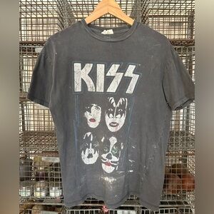 KISS TEE